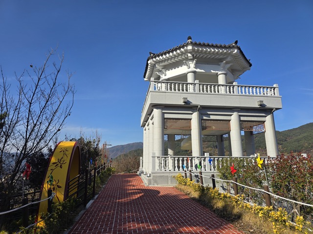 산수유 열매가 익어가는 산수유 마을길